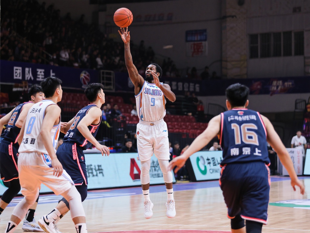 桑韦尔压哨三分助新疆首节领跑南京 在桑韦尔三分命中的过程中,可以看到新疆队