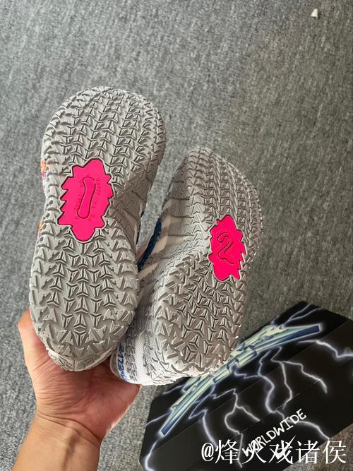 迪格斯上脚JA3主题定制钉鞋,橄榄球场的篮球风 迪格斯上脚JA3主题定制钉鞋,橄榄球场的篮球风