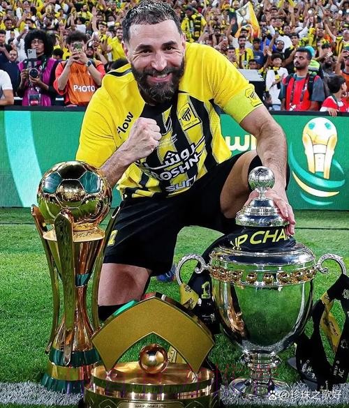 瓦尔布埃纳:我不怨恨本泽马 他完全配得上金球奖